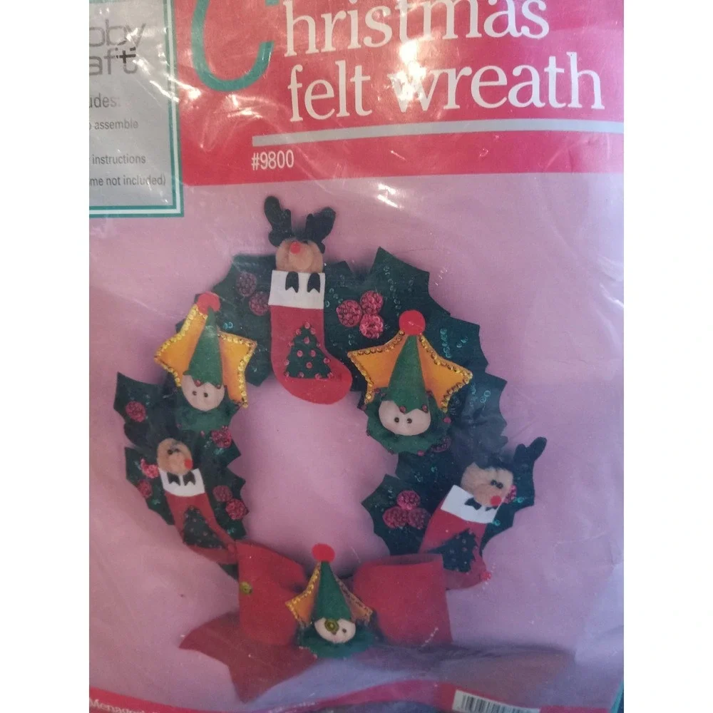 Hobby Kraft Christmas 12 inch Green Felt Holly Wreath Craft‎ Kit #9800 Menagerie